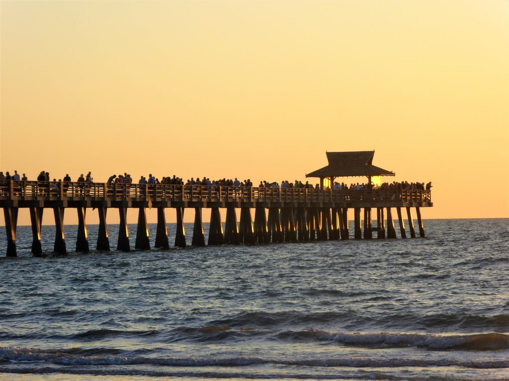 Napels Pier im Sonnenuntergang