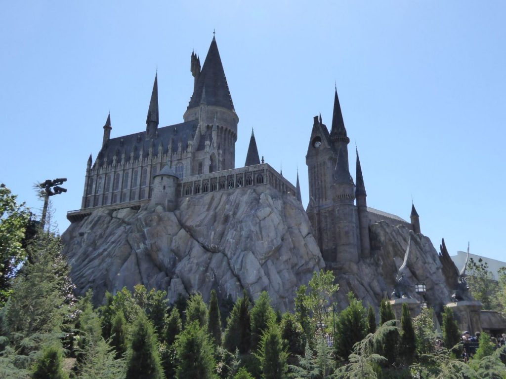 Das Hogwarts Castle thront über Hogsmeade 