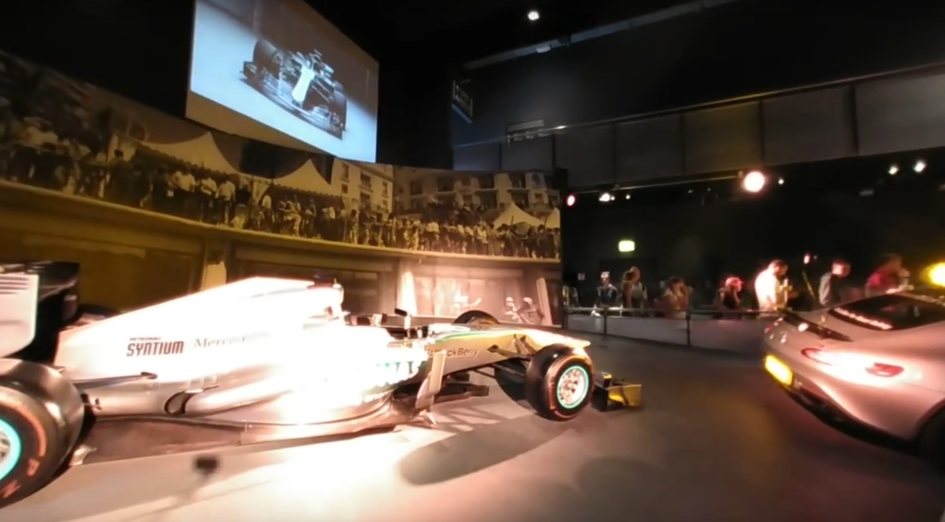 Photo of Mercedes-Benz Hall im Europa-Park – F1 Rennwagen und AMG Mercedes in der Ausstellung