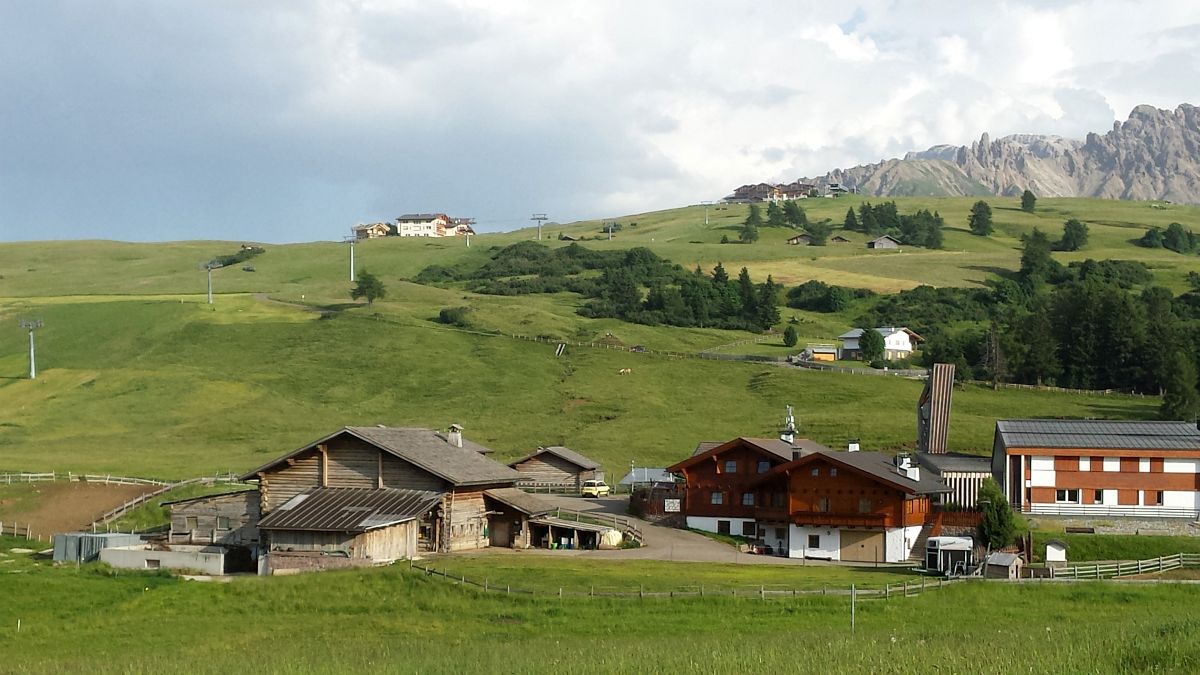 Photo of Die Ortschaft Seiser Alm – Saltria, Compatsch, Joch und Piz