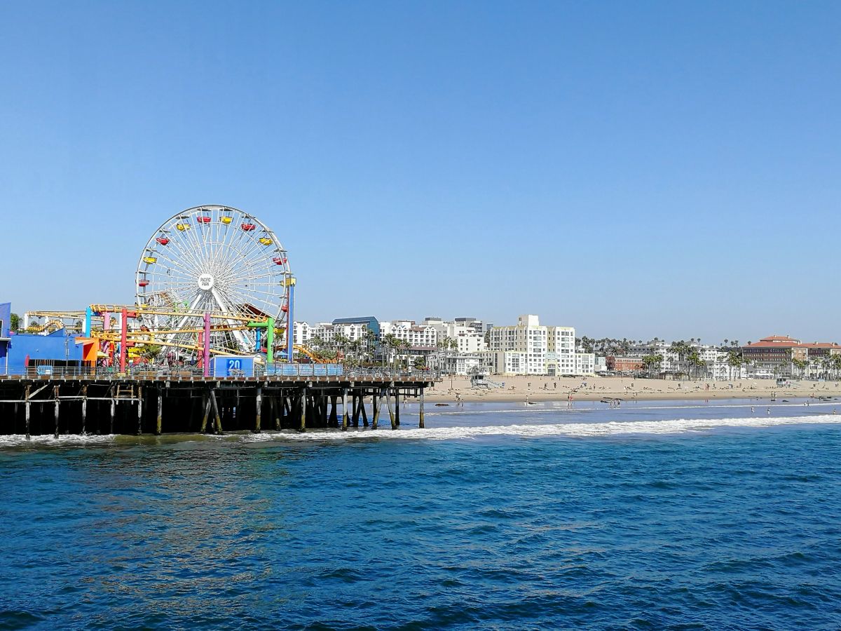 Photo of Santa Monica Pier – Pacific Park und das Ende der Route 66 auf dem Wahrzeichen von Los Angeles