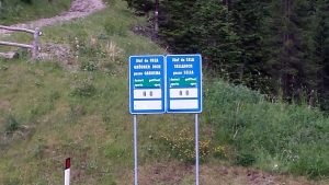 Schild Pass zum Grödner und Sellajoch