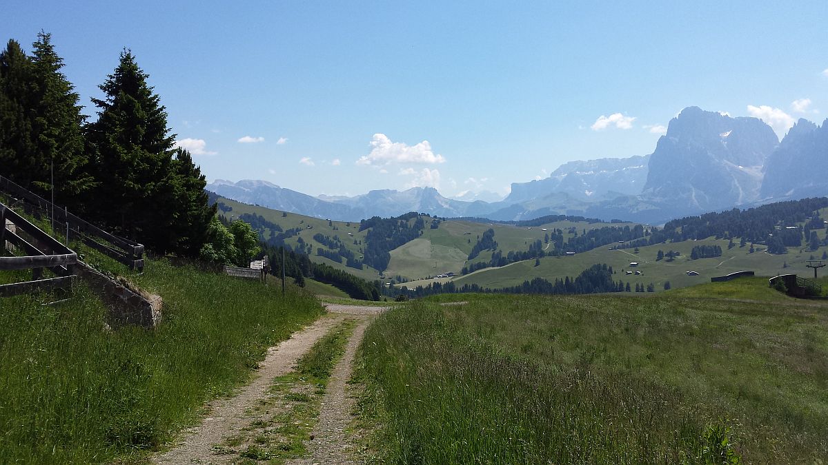 Seiser Alm Blick über Compatsch auf Bergmassiv