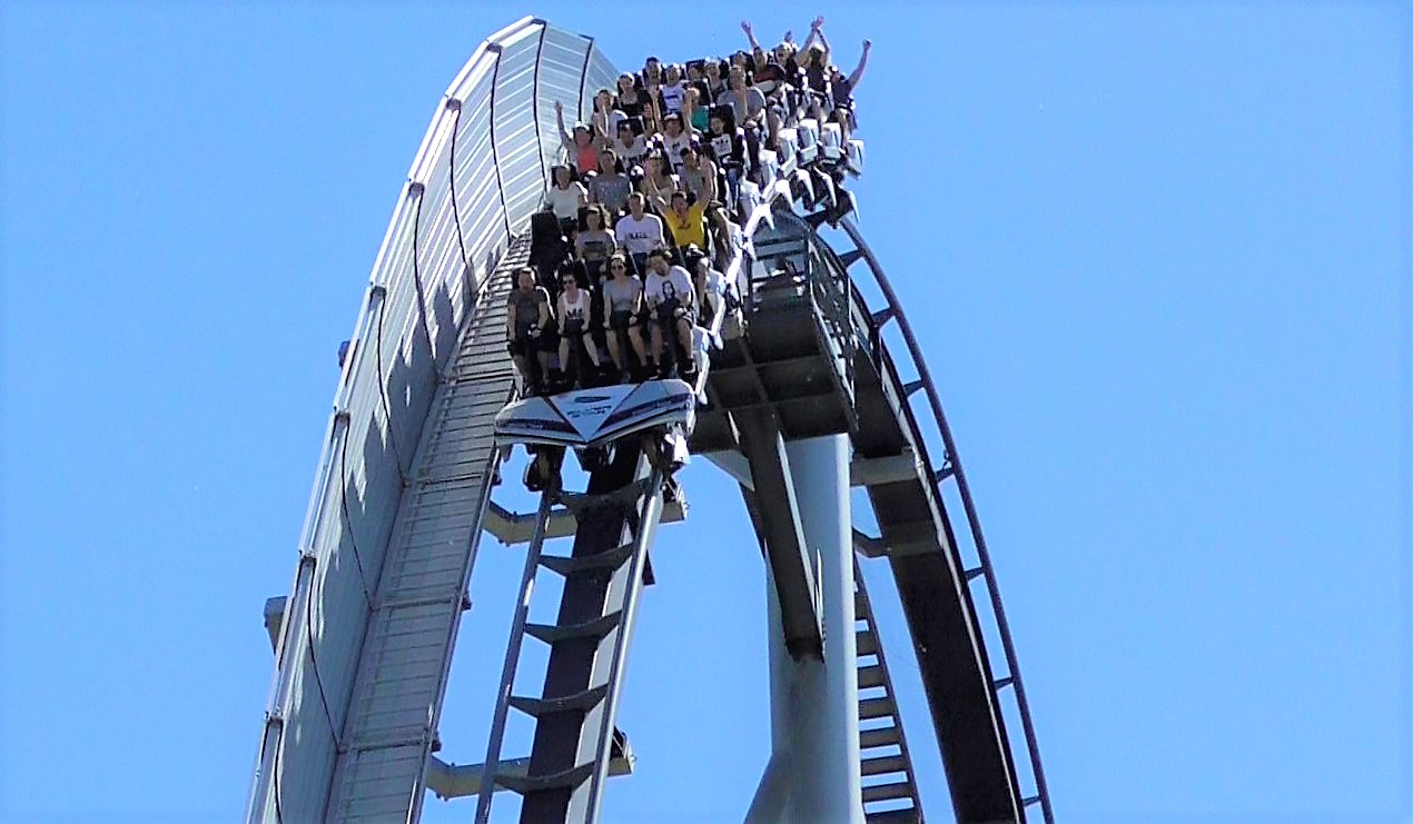 Photo of Achterbahn Silver Star im Europa-Park – Fahrt, Warteschlange mit Front-Row & coole Autos