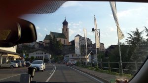 Völs am Schlern Tourismusbüro ist rechts